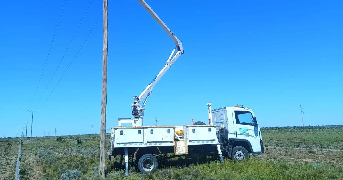 Official photo: SPSE realizó trabajos de mantenimiento en la línea de media tensión que abastece a Jaramillo y Fitz Roy