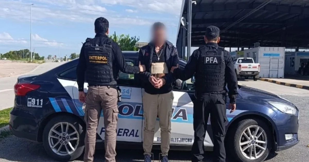 La PFA extraditó a Uruguay a un prófugo con alerta roja de INTERPOL por una causa de tráfico de armas y drogas