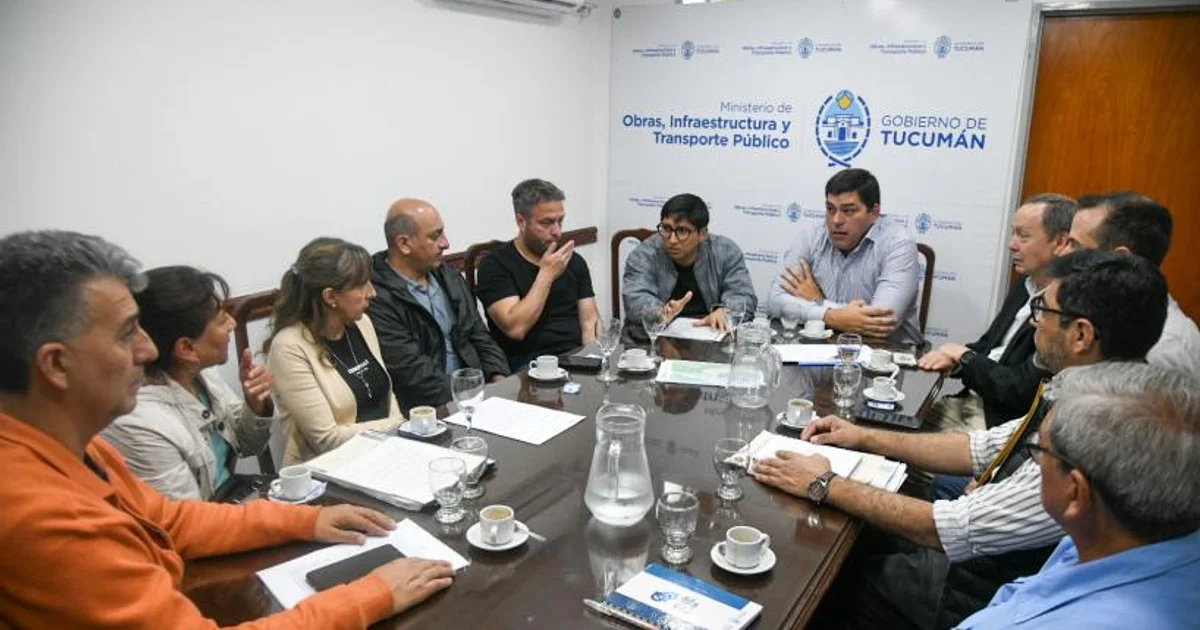 Official photo: Nazur recibió a vecinos de Los Vallistos para avanzar con obras