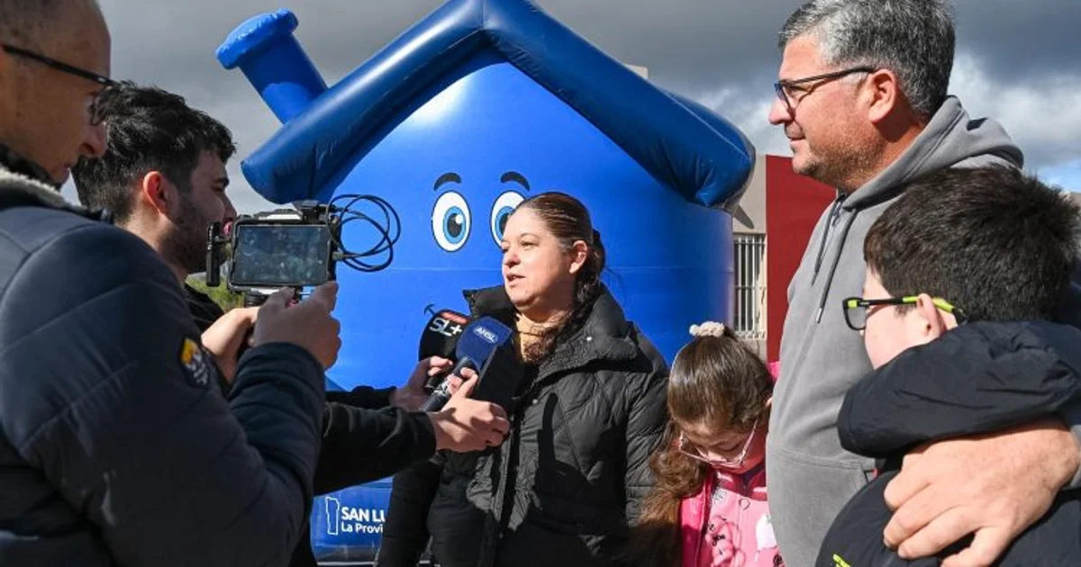 Official photo: “Tener la casa propia significa el progreso de nuestra familia y el futuro de nuestros hijos”