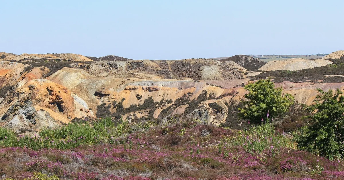 O cobre sobe, mas uma mineradora acende os alertas: onde Wall Street vê oportunidades, qual vender e qual manter?
