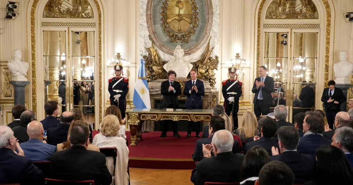 Foto oficial: El Presidente Milei tomó juramento a Diego Santilli como nuevo Jefe de Gabinete