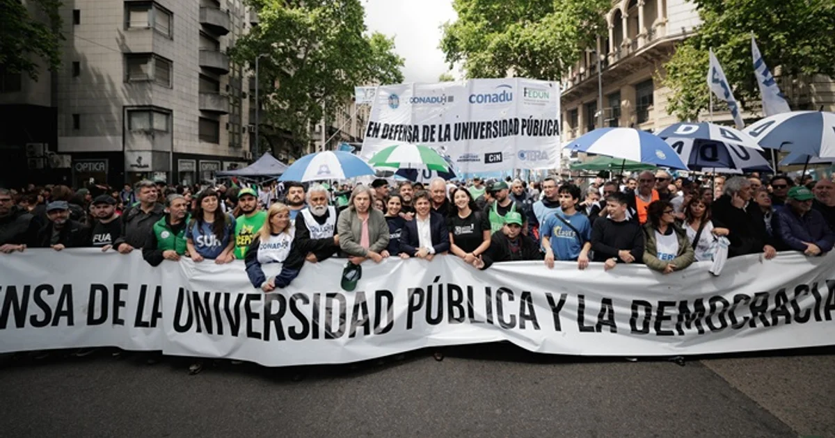 Foto oficial: Kicillof participó de la 5° Marcha Federal Universitaria