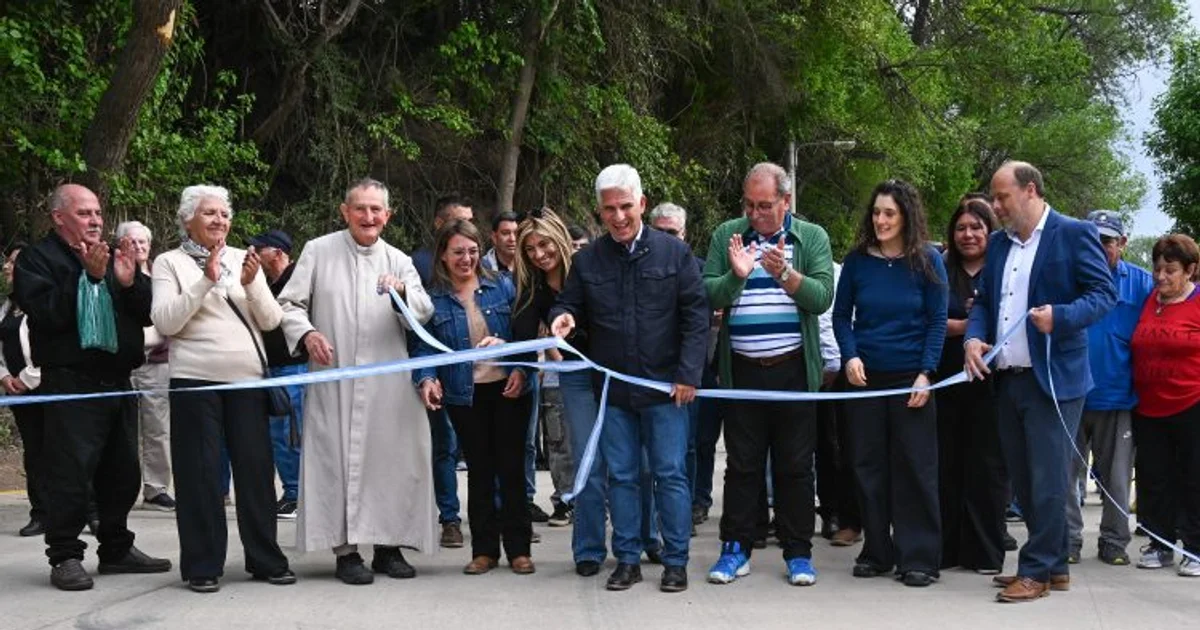 Foto oficial: El Volcán mejoró la circulación en uno de sus sitios turísticos con nuevas obras de pavimento