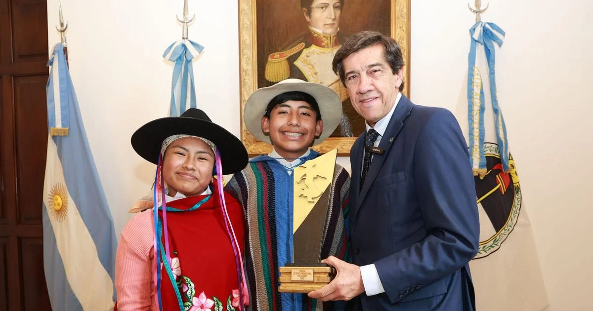 Official photo: Carlos Sadir recibió a los jujeños campeones nacionales de malambo