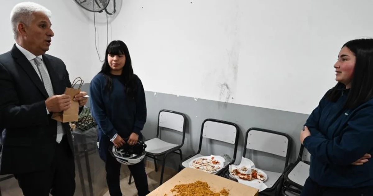Foto oficial: Estudiantes de Donovan le presentaron su proyecto de té de espinillo al Gobernador