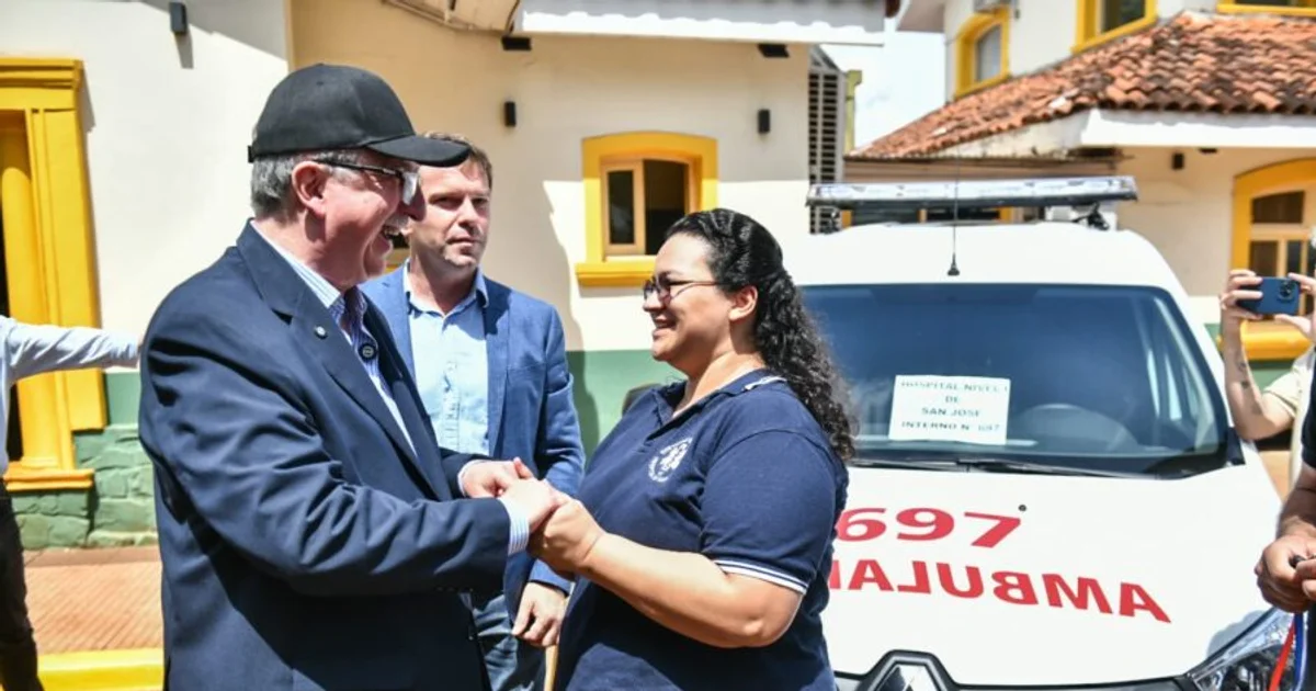 Foto oficial: EL GOBIERNO DE MISIONES FORTALECE LA ASISTENCIA SANITARIA CON LA ENTREGA DE AMBULANCIAS A SEIS MUNICIPIOS E INAUGURÓ UNA NUEVA SALA DE INTERNACIÓN DEL HOSPITAL SAMIC DE PUERTO IGUAZÚ