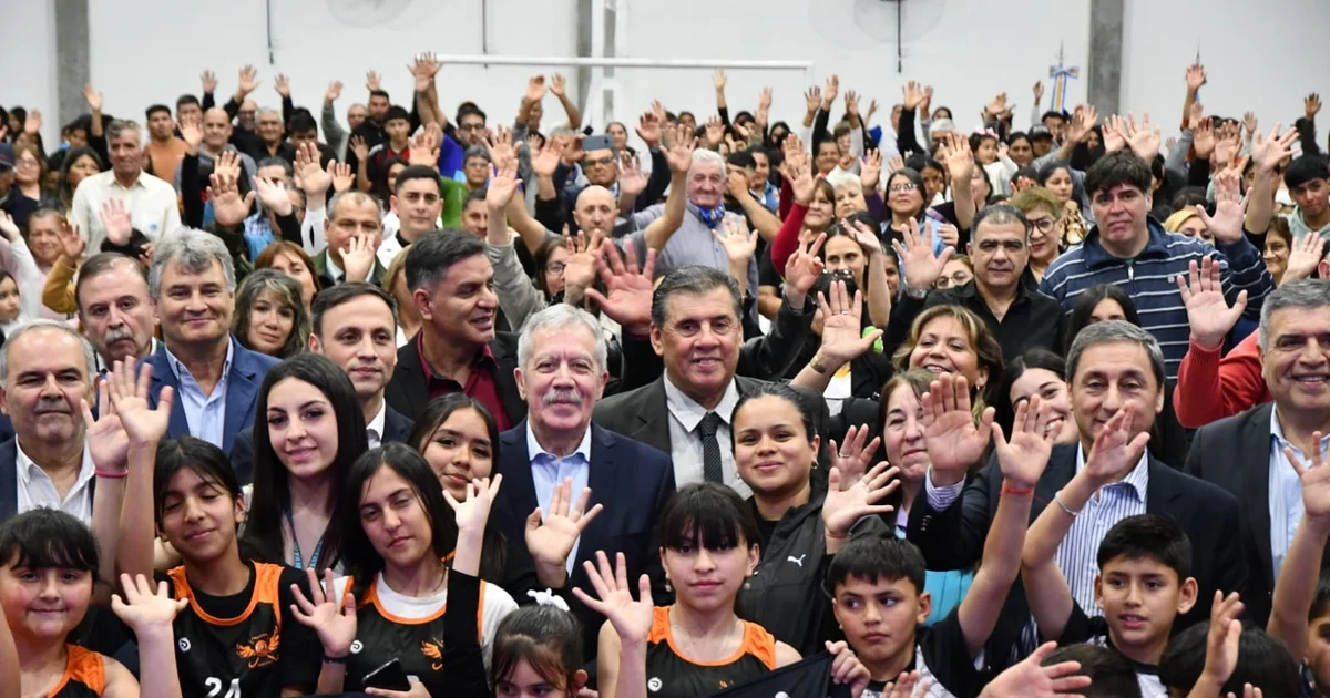 Foto oficial: El Gobernador Elías Suárez inauguró el Polideportivo de Icaño