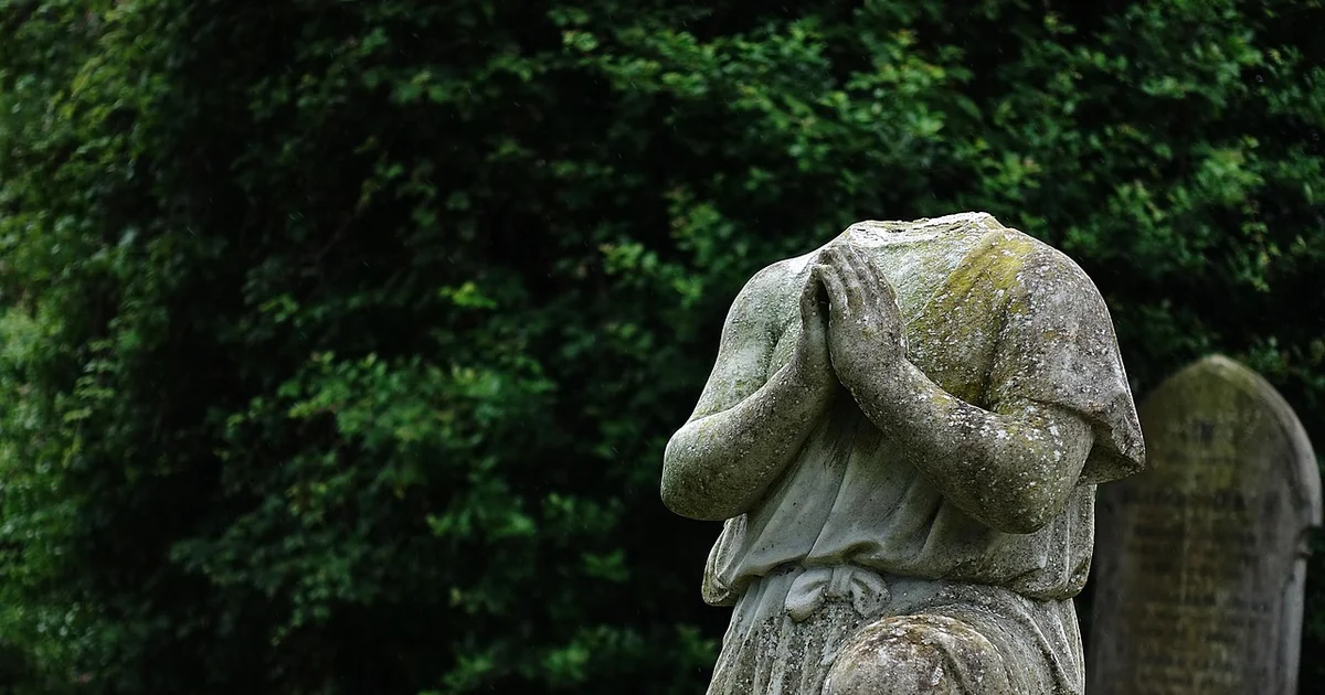 Falklands: Vandalism against Argentine plaques and offerings displayed in Darwin Cemetery