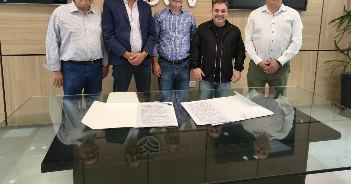 Foto oficial: EL IPDUV Y SUOPE AVANZAN EN LA REGULARIZACIÓN DOMINIAL DEL BARRIO LUZ ESPERANZA