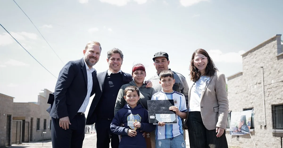 Foto oficial: Kicillof entregó viviendas a familias de Tristán Suárez