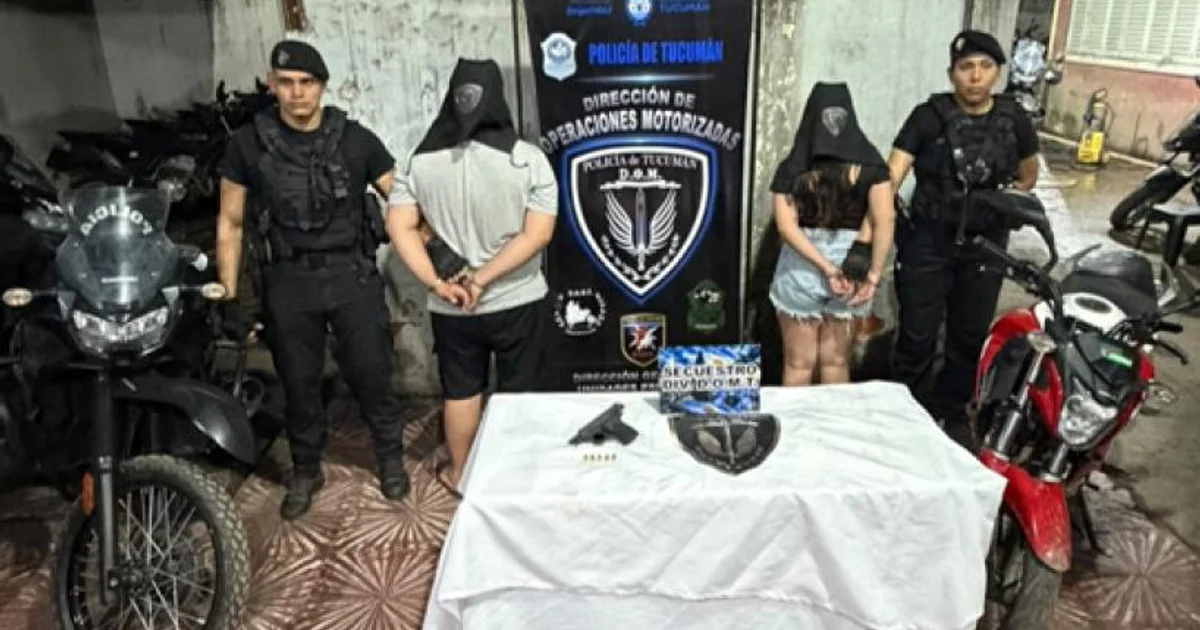 Foto oficial: Aprehenden a dos jóvenes y decomisan el arma que usaron para amenazar a un transeúnte