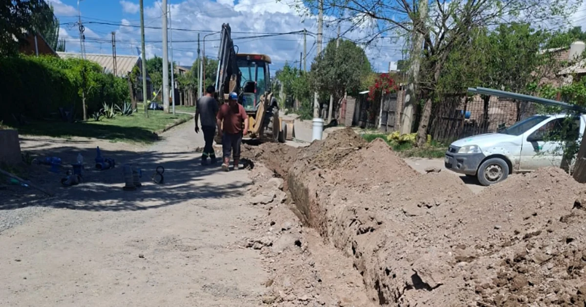 Foto oficial: Cinco Saltos: Aguas Rionegrinas renueva la red de agua de calle Pacheco | Gobierno de Río Negro
