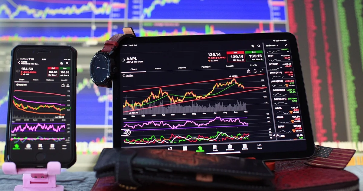 Los analistas prevén más presión del dólar hacia finales del año