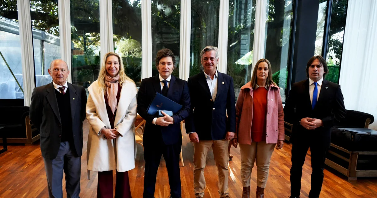 Foto oficial: El Presidente Javier Milei y la Secretaria General de la Presidencia, Karina Milei, se reunieron con Nicolás Pino, titular de la Sociedad Rural Argentina, y con representantes de la Mesa de Enlace