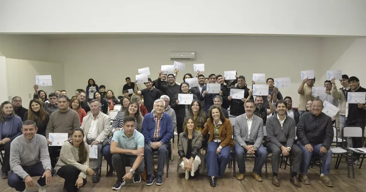 Foto oficial: Educación y el sector privado formaron técnicos en Fibra Óptica, impulsando la inserción laboral