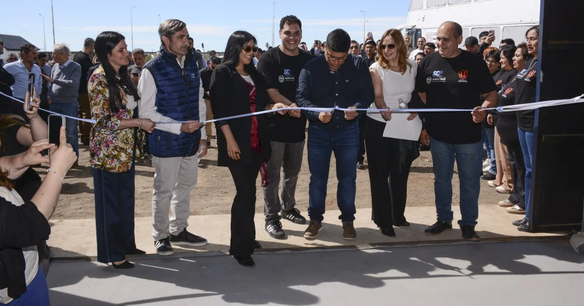 Official photo: La Casa del Uniforme abrió las puertas de su taller textil en la SAU