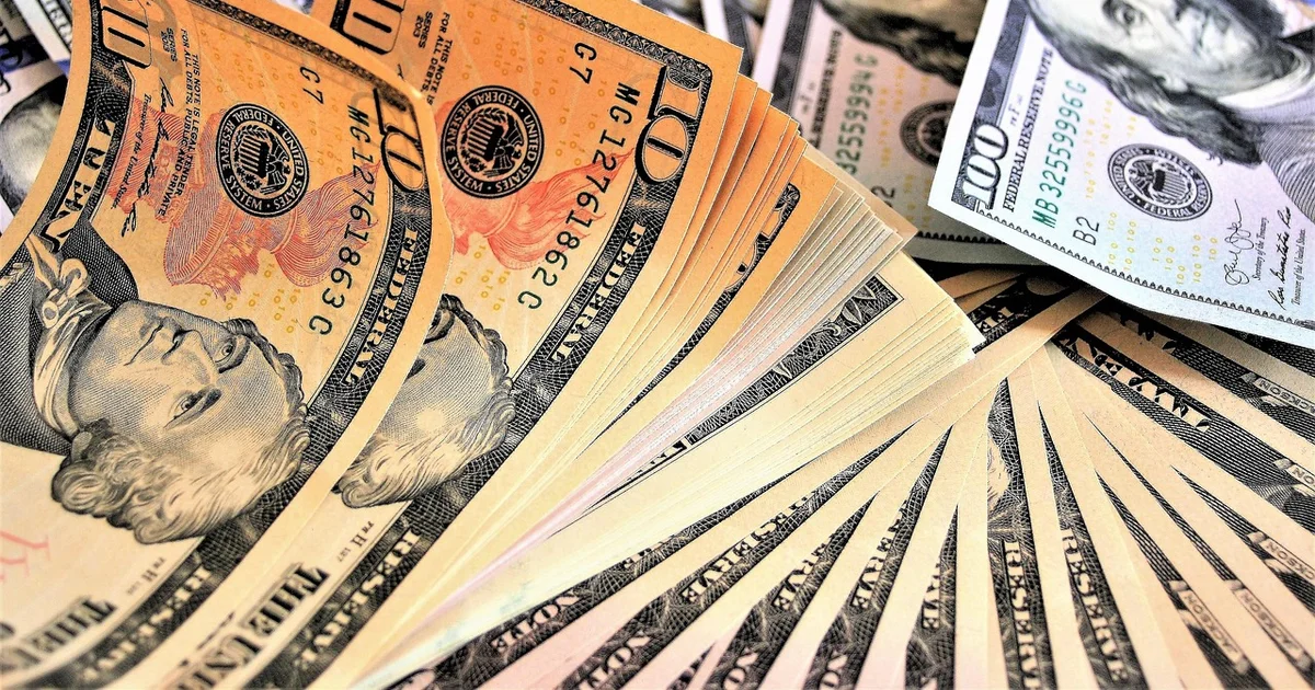 Caputo sale a buscar cerca de $11 billones para pagar deuda del Tesoro con un ojo puesto en el dólar