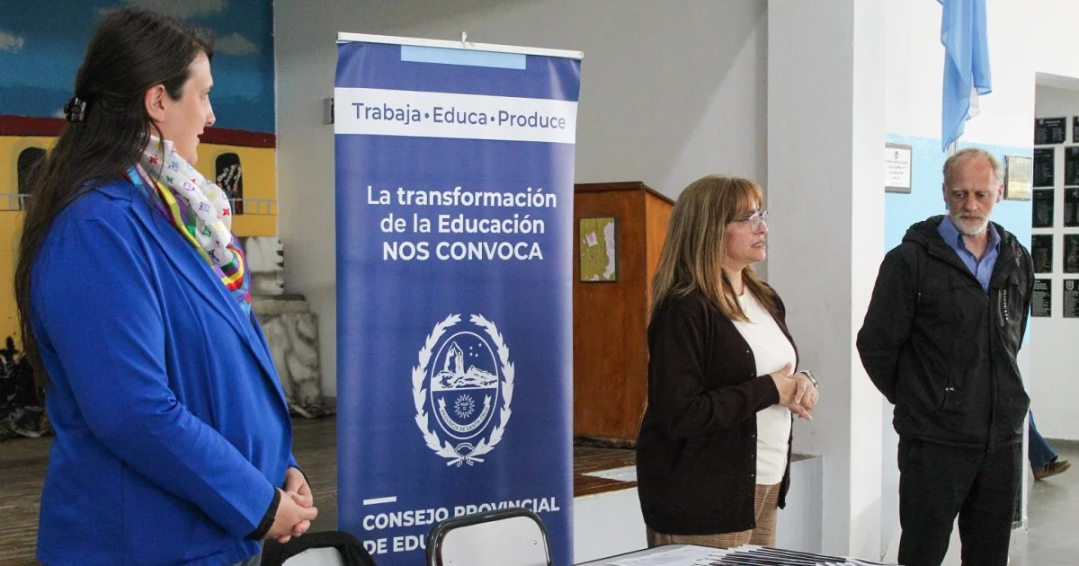 Foto oficial: La guía "Escuelas que Acompañan en Comunidad" llegó a Río Turbio