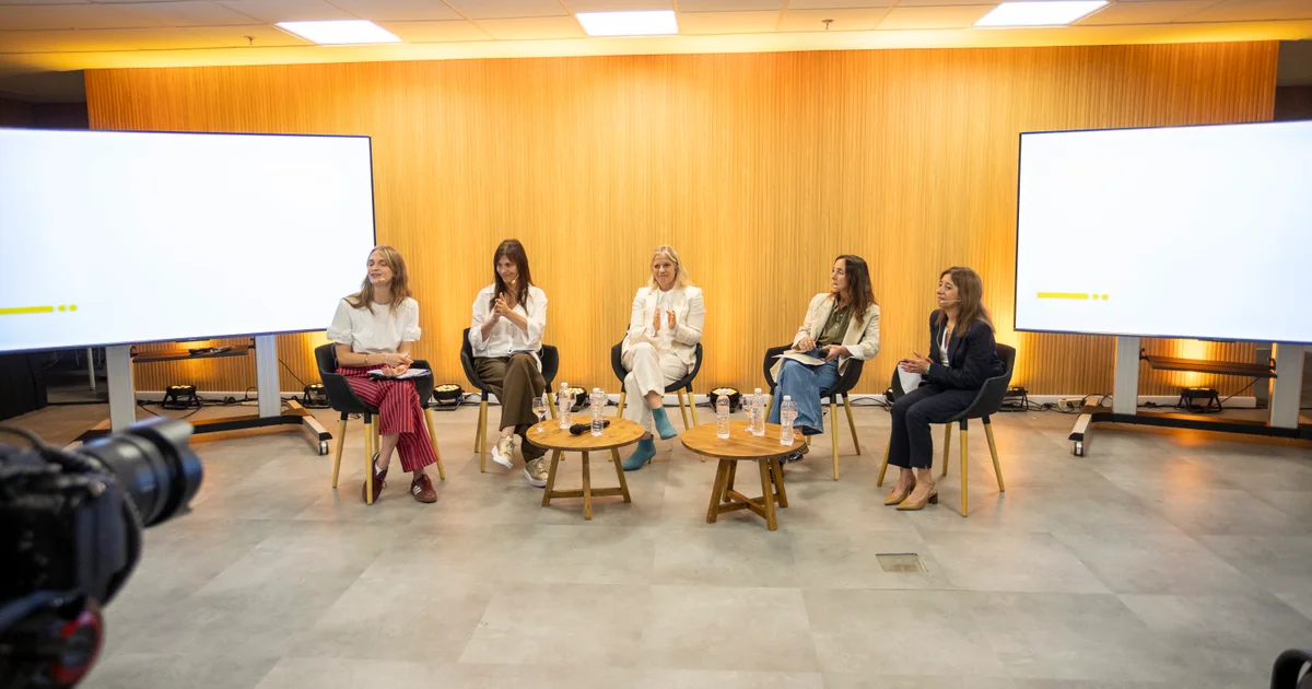 Foto oficial: Crecer entre pantallas: evidencia y diálogo para acompañar el bienestar escolar