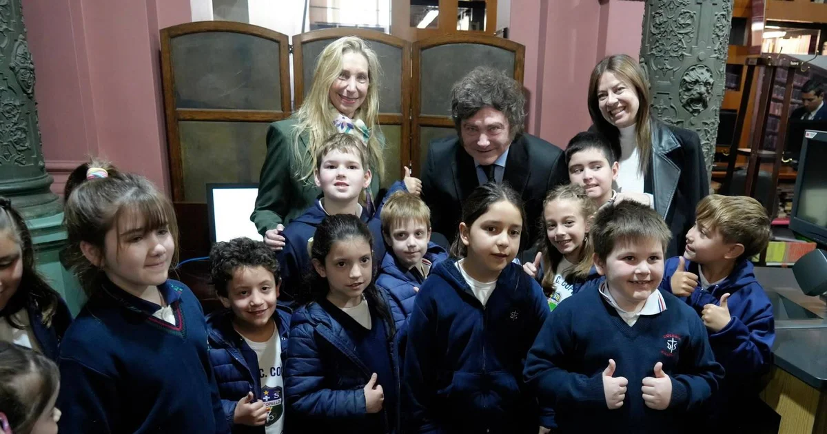 Milei encabezó un acto por el día del maestro y distinguió a alumnos por su desempeño escolar