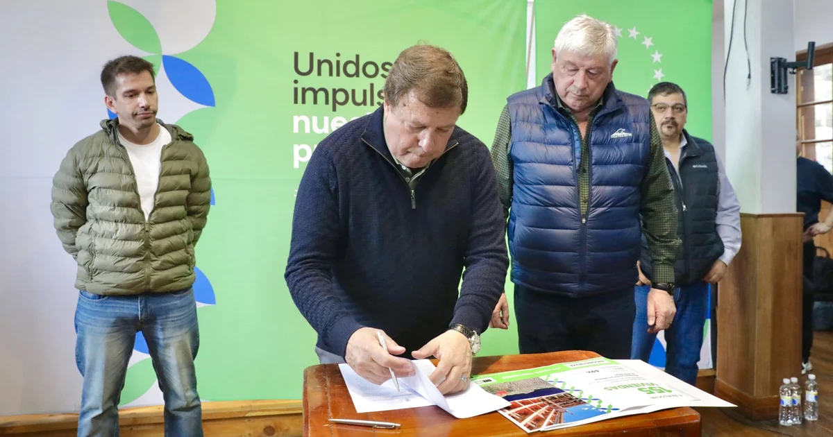 Foto oficial: Weretilneck confirmó más obras de agua y cloacas para más de 1500 familias de Bariloche | Gobierno de Río Negro