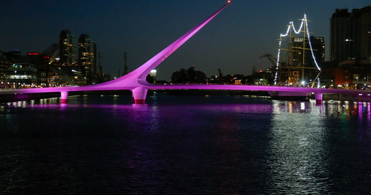 Foto oficial: Para concientizar sobre el cáncer de mama, la Ciudad iluminó sus monumentos de rosa