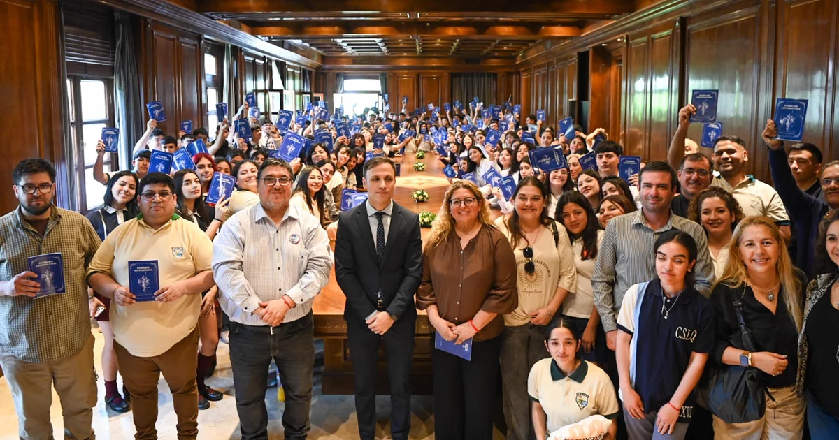 Araujo recibió en Casa de Gobierno a estudiantes de cinco departamentos