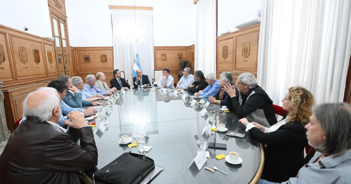 Guillermo Francos meets with members of the CGT