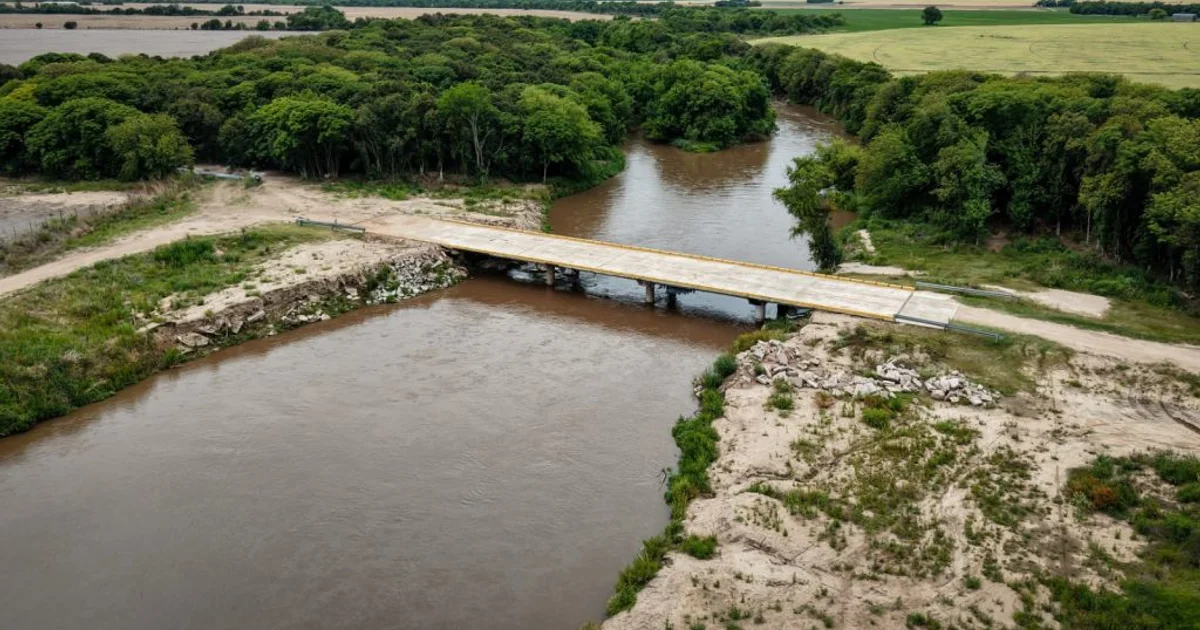 Official photo: Llaryora inauguró un puente que une Diego de Rojas con Las Gramillas