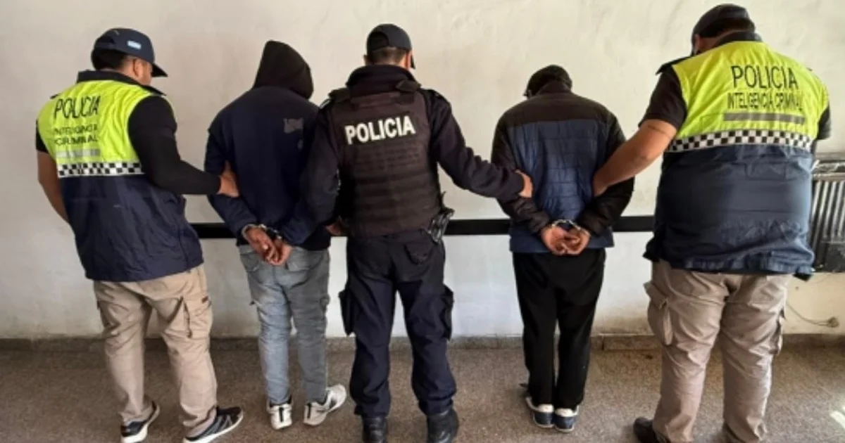 Foto oficial: Río Negro entregó a la Policía de Tucumán a dos hombres prófugos | Gobierno de Río Negro