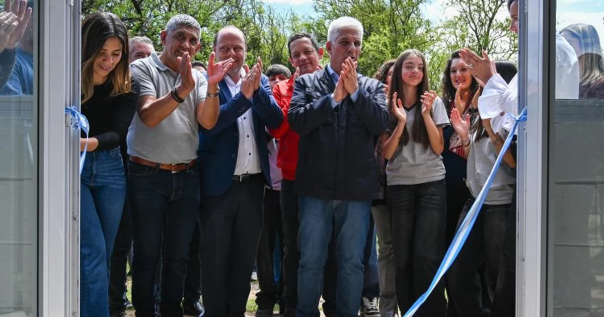 Foto oficial: Poggi inauguró las obras de refacción y puesta en valor del salón del camping municipal de Papagayos