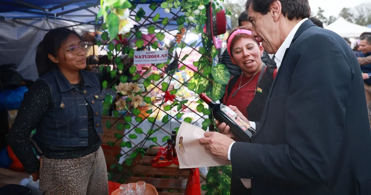 Foto oficial: El gobernador recorrió la Expo "Sabores de Mi Tierra" y apoyó su reconocimiento nacional