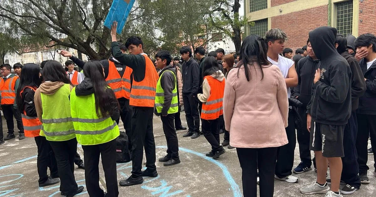 Official photo: Defensa Civil coordinó un ejercicio simultáneo de evacuación sísmica en dos escuelas de Jujuy