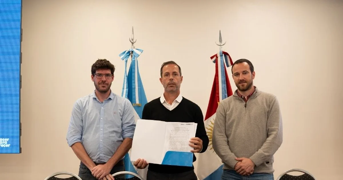 Tareas de mantenimiento canalero para mitigar excedentes hídricas en zona rural del departamento Marcos Juárez