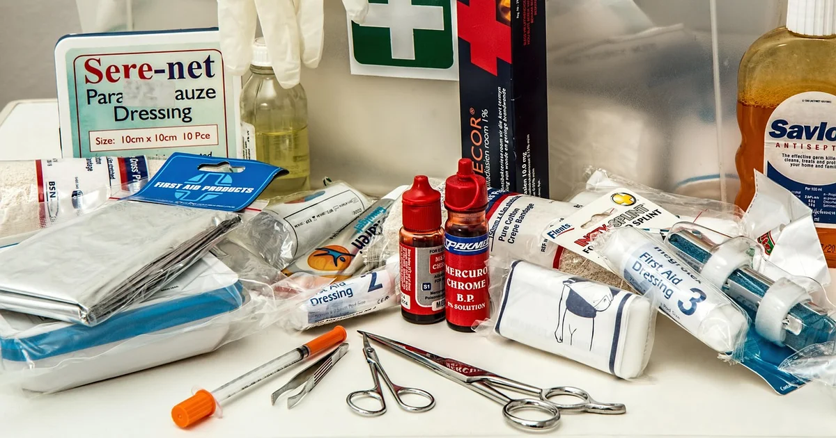 Javier Milei's health: In Spain, he appeared with a bandage on his neck, and the government claims he cut himself while shaving