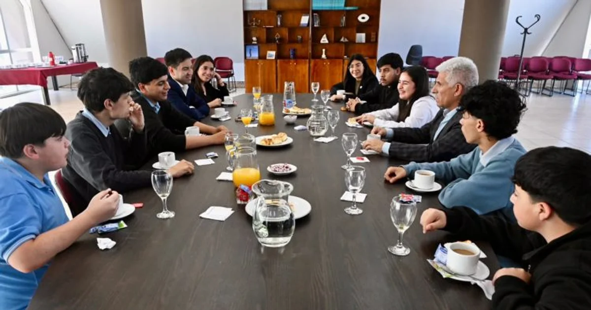 Official photo: Poggi recibió a chicos del primer centro de estudiantes de la Escuela Técnica Nº19 de Villa Mercedes